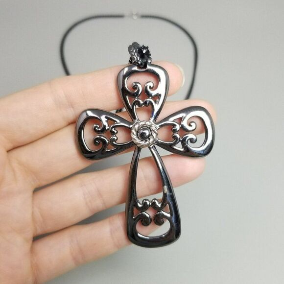 Vintage Sarah Coventry Large Dark Silver Gray Cross Pendant Necklace, Signed - Picture 1 of 10
